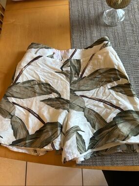 Express High-Waist Leaf Print Linen Blend Shorts - White & Olive